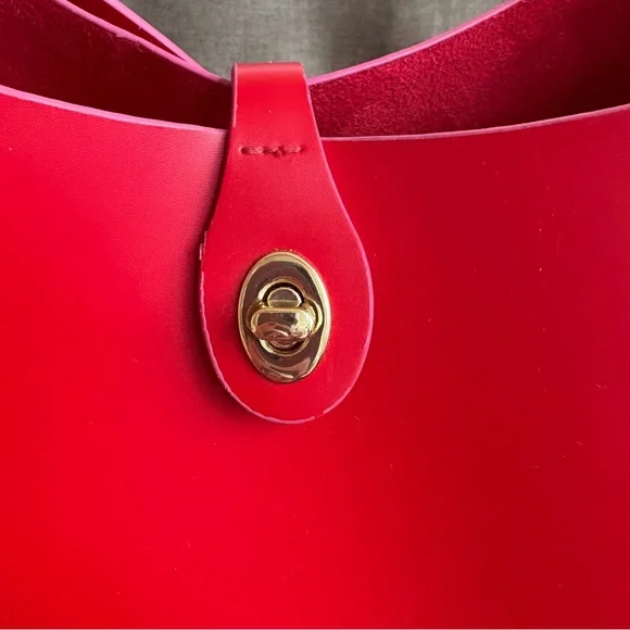 Elizabeth Arden Sleek Red Leather-Look Bucket Tote INV25/486 - Picture 2 of 12